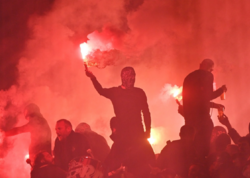 Məşhur klubun azarkeşləri komandalarının futbolçularını DÖYDÜLƏR - <span class="color_red">FOTO</span>