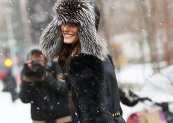Bu qış xanımlar üçün dəbdə olacaq baş geyimləri – Moda trendləri <span class="color_red">açıqlandı</span>