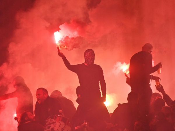 Məşhur klubun azarkeşləri komandalarının futbolçularını DÖYDÜLƏR - <span class="color_red">FOTO</span>