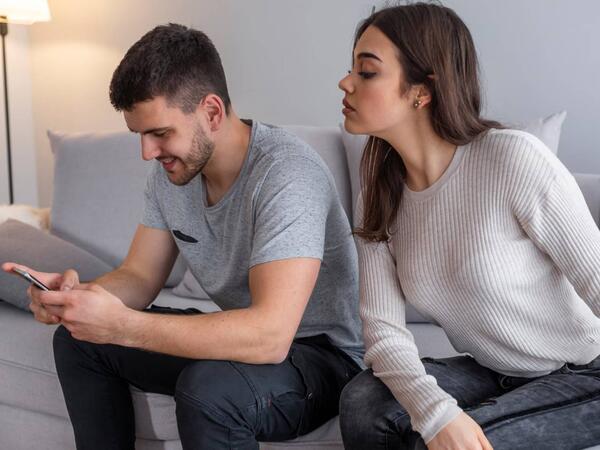 Pul verin başqasının &quot;Whatsapp&quot; yazışmalarını oxuyaq - Bakıda qəribə xidmət - FOTO