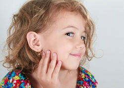 Uşağın saçını sığallayıb qulağındakı qızıl sırğaları OĞURLADI - <span class="color_red">VİDEO</span>