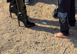 80 minlik çəkməsi ilə ayaqyalın uşaqları ziyarət etdi - FOTO