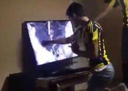 &quot;Fənərbağça&quot;lı azarkeş əsəbiləşib televizoru qırıq-qırıq etdi - <span class="color_red">VİDEO</span>