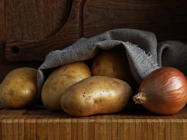 Soğanla kartofu eyni yerdə saxlamayın - Diqqət!