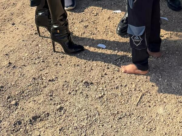 Ayağında 80 minlik çəkmə ilə ayaqyalın uşaqları ziyarət etdi - <span class="color_red">FOTO</span>