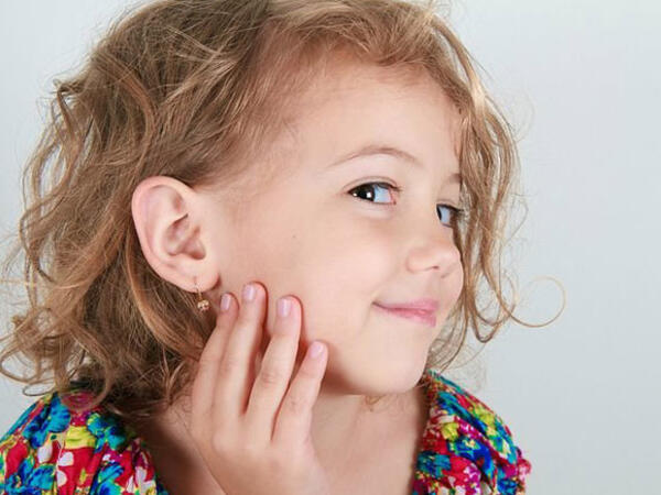 Uşağın saçını sığallayıb qulağındakı qızıl sırğaları OĞURLADI - <span class="color_red">VİDEO</span>