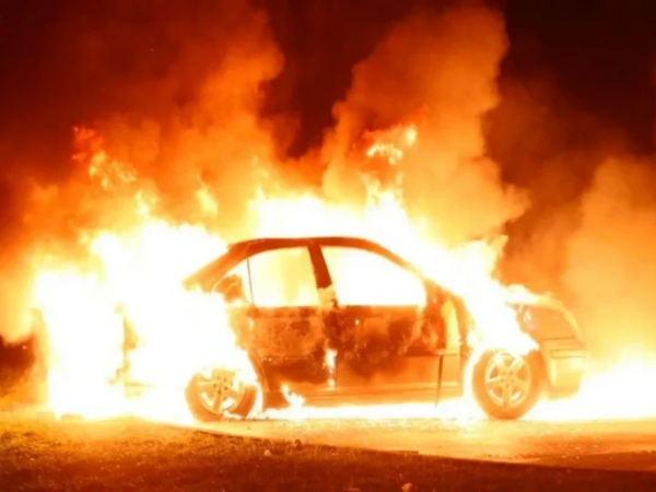 Bakıda avtomobil sürücüsü ilə birgə yandı