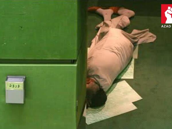 İran parlamentindən daha bir skandal görüntü - FOTO