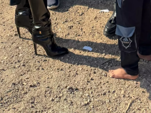 80 minlik çəkməsi ilə ayaqyalın uşaqları ziyarət etdi - FOTO