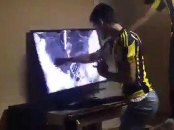 &quot;Fənərbağça&quot;lı azarkeş əsəbiləşib televizoru qırıq-qırıq etdi - <span class="color_red">VİDEO</span>