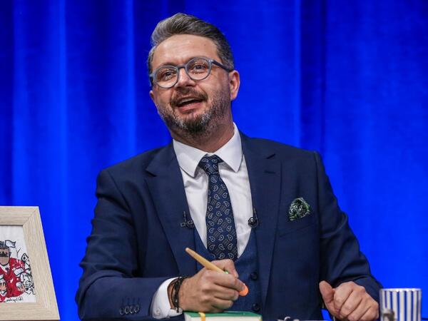 Özündən 16 yaş kiçik fenomenlə sevgilidir - FOTO