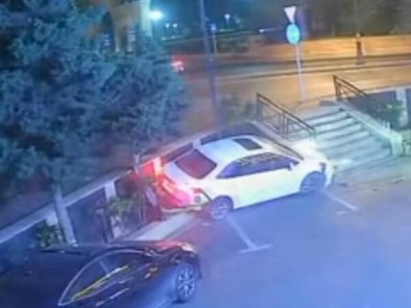 Qəzaya uğrayan maşın restoranın həyətinə düşdü - <span class="color_red">VİDEO</span>