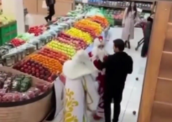 Bakıda supermarketdə şaxta babalar əlbəyaxa oldu - <span class="color_red">VİDEO</span>