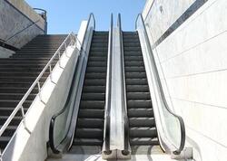 Bakıda yeraltı keçiddə eskalator QIRILDI: Xəsarət alanlar var