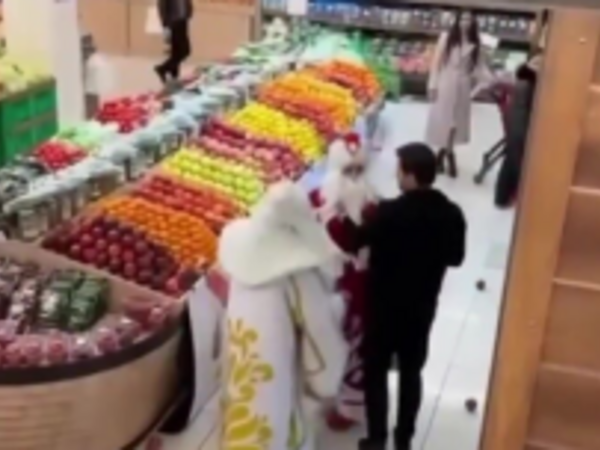 Bakıda supermarketdə şaxta babalar əlbəyaxa oldu - <span class="color_red">VİDEO</span>