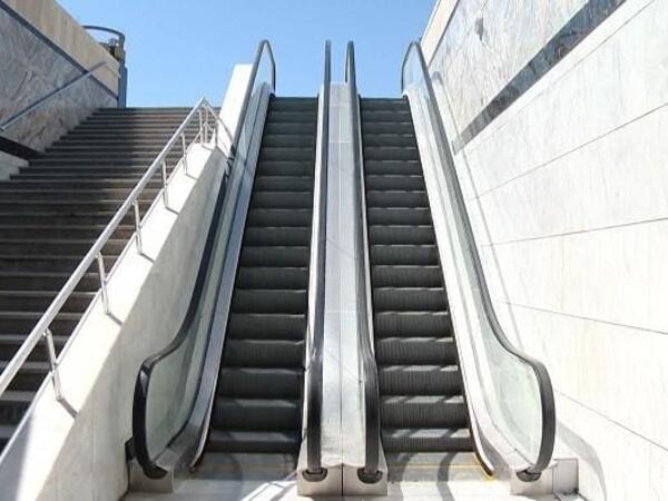 Bakıda yeraltı keçiddə eskalator QIRILDI: Xəsarət alanlar var