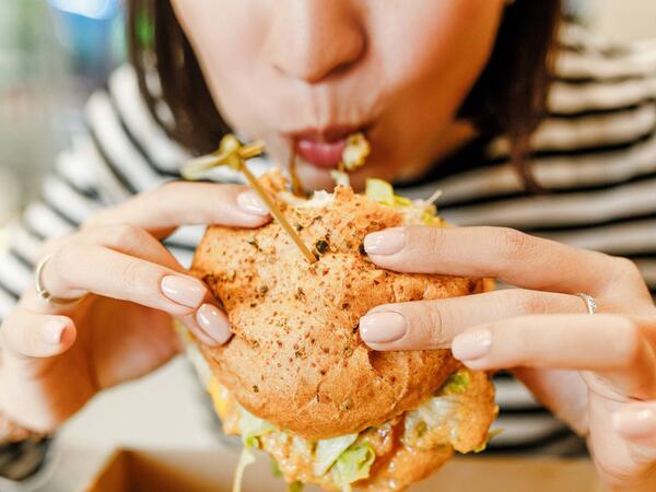 Çox yeyənlər niyə gec doyur? - Səbəb açıqlandı