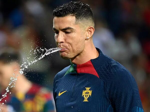 Ronaldo niyə suyu içmədən tüpürür?