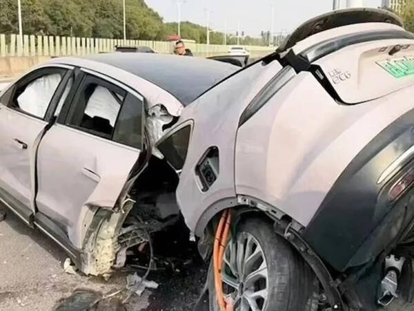 Elektrikli Çin maşını qəzaya düşdü, iki yerə bölündü - FOTO