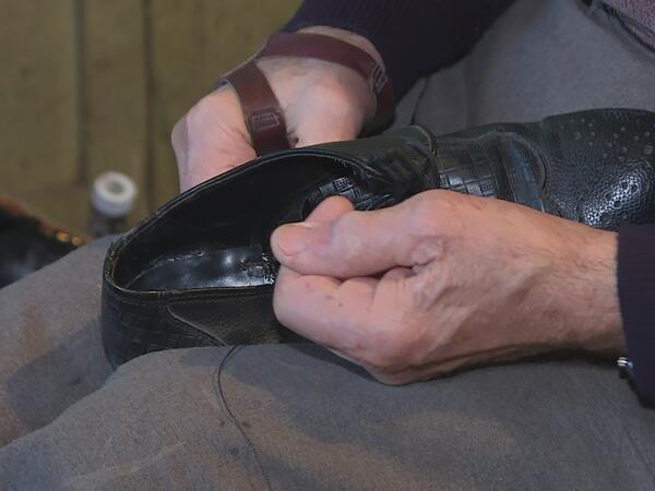 13 min avroluq ayaqqabını qızdan çəkinib təmirə götürmədim - <span class="color_red">VİDEO</span>