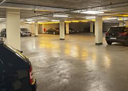 Bakıda hotelin qarajında iki maşın yandı