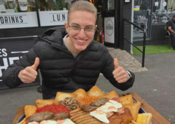 36 dəqiqəyə iki kilo ət yedi, xəstəxanaya yerləşdirildi - FOTO