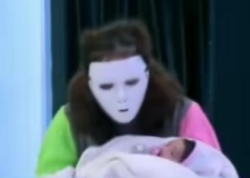 33 yaşlı qadın 18 yaşlı oğlandan uşaq dünyaya gətirdi - <span class="color_red">VİDEO</span>