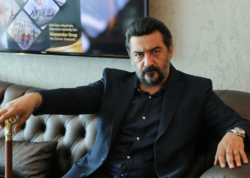 Türkiyəli məşhur aktyor avtomobil qəzasına düşdü