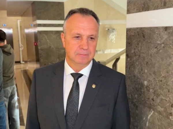 Səhiyyə naziri avtomobildən danışarkən kövrəldi - VİDEO