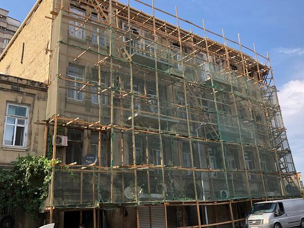 Bakıda tarixi abidəyə zərər vuruldu, yağış suyu evlərə doldu - <span class="color_red">FOTO</span>