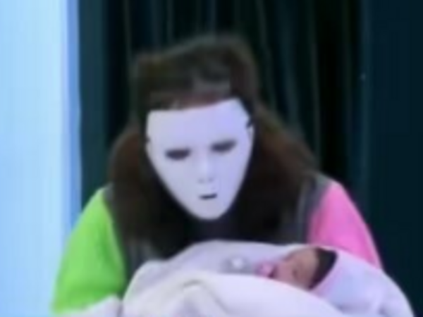 33 yaşlı qadın 18 yaşlı oğlandan uşaq dünyaya gətirdi - <span class="color_red">VİDEO</span>