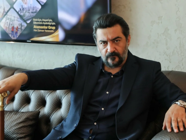 Türkiyəli məşhur aktyor avtomobil qəzasına düşdü