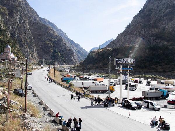 Gürcüstandan Rusiyaya ağır yük daşımaları dayandırıldı