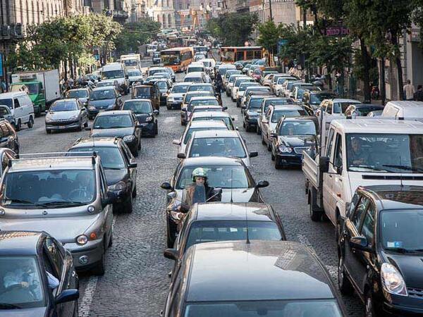 İtaliyada 10 dəqiqə tıxacda qalanlara pul ödəyəcəklər