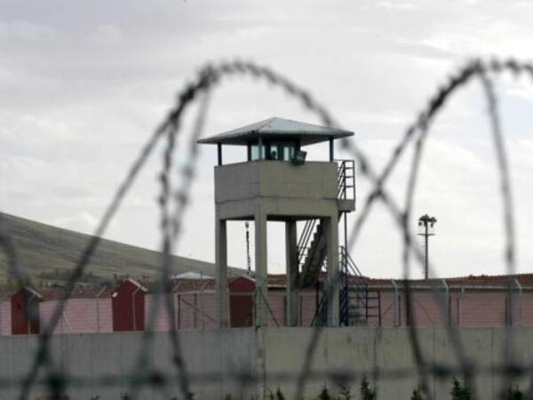 Ana həbsdəki oğlu üçün telefon keçirmək istədi...