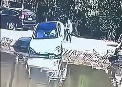 Çin avtomobili avtopark rejimində suya düşdü - VİDEO