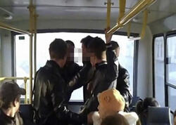 Toydan qayıdan qonşular avtobusda dalaşdı: &quot;Barmağını onun ağzına salıb, cırmağa çalışıb&quot;