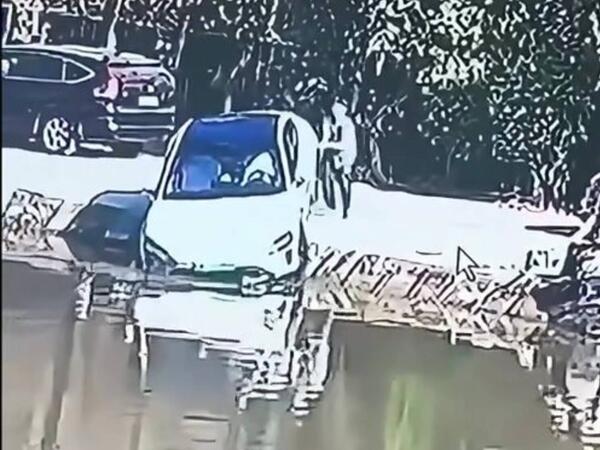 Çin avtomobili avtopark rejimində suya düşdü - VİDEO