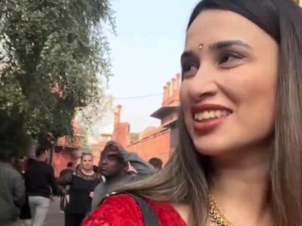 Azərbaycanlı qızın hindistanlılarla ÇƏTİN ANLARI - <span class="color_red">VİDEO</span>