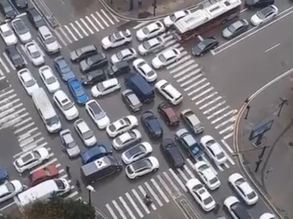 Bakıdakı bu tıxacın səbəbi müzakirə yaratdı - <span class="color_red">VİDEO</span>