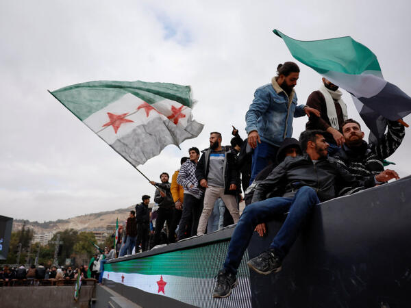 Əsədin devrilməsinin ildönümündə izdiham - Ölən və yaralananlar var - FOTO