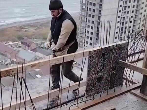 22-ci mərtəbədə həyatla oyun - Hər an faciə baş verə bilər - VİDEO