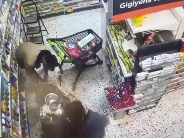 Bakıda ailədən qeyri-adi oğurluq - Aldıqları ətləri uşaq arabasına yığıb apardılar - <span class="color_red">VİDEO</span>