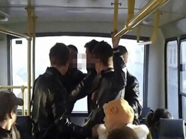 Toydan qayıdan qonşular avtobusda dalaşdı: &quot;Barmağını onun ağzına salıb, cırmağa çalışıb&quot;