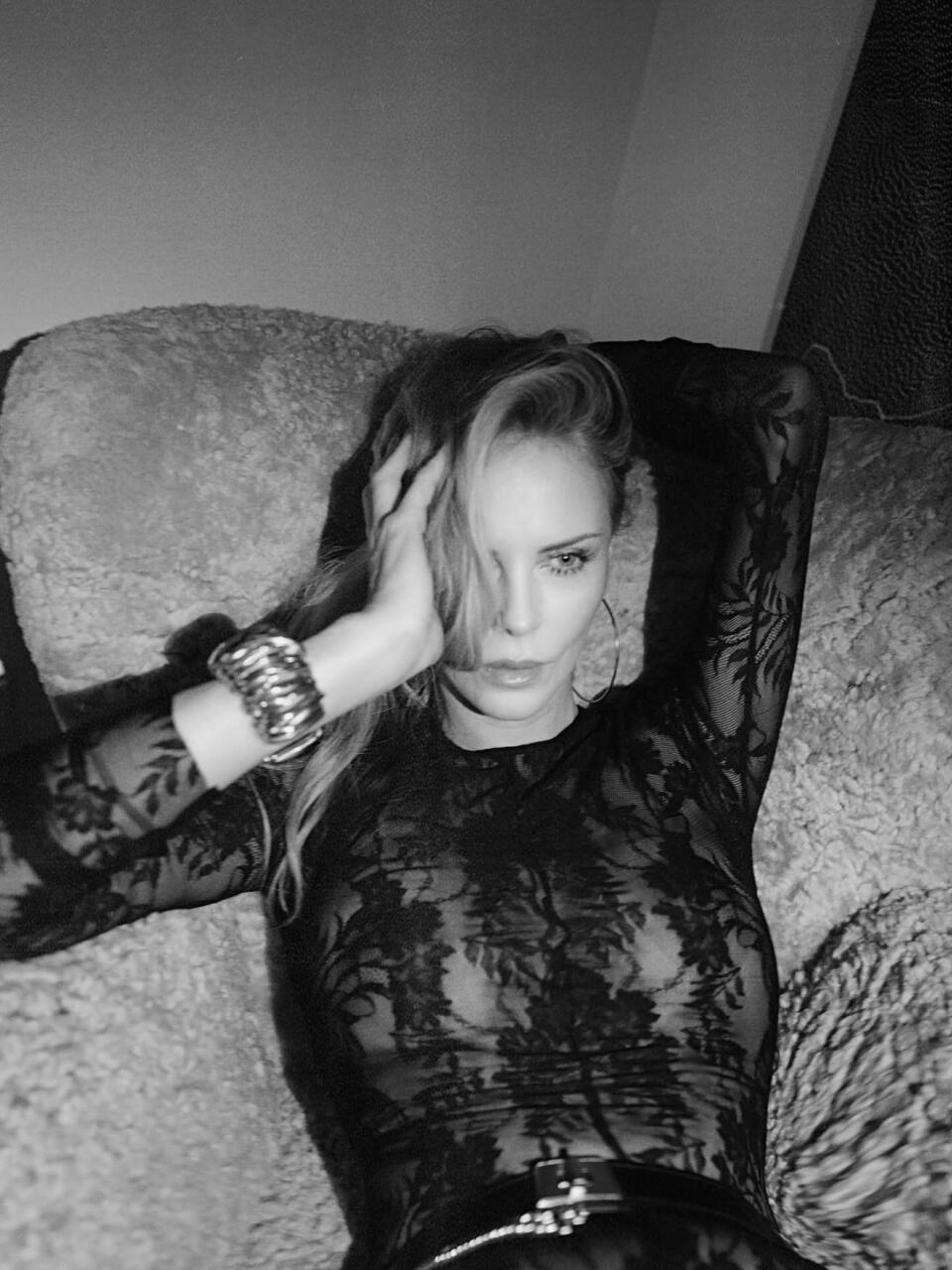 50 yaşlı aktrisa açıq-saçıq geyimi ilə DİQQƏT ÇƏKDİ - FOTOlar