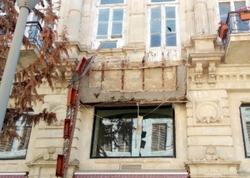 Bakının mərkəzində eyvan uçdu - xəsarət alan var - VİDEO - FOTO