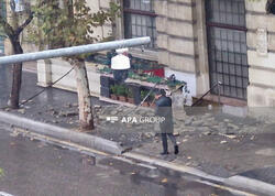 Bakının mərkəzində eyvan uçdu - xəsarət alan var - VİDEO - FOTO