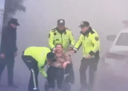 Yol polisi yanğında çarəsiz qalan qadını belə xilas etdi - <span class="color_red">VİDEO</span>