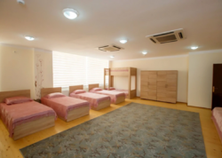 Bakıda sığınacaqda çəkilən görüntü ürək parçaladı: uşaq hər gecə bunu edirmiş... - <span class="color_red">VİDEO</span>