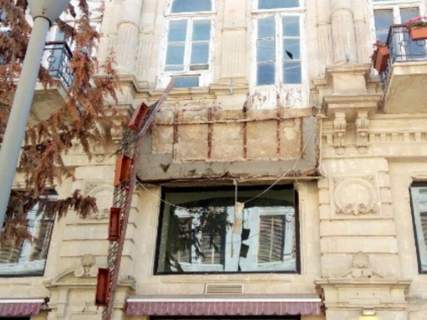 Bakının mərkəzində eyvan uçdu - xəsarət alan var - VİDEO - FOTO